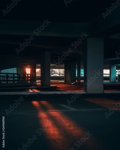 Abendrot im Schatten eines Parkhauses in Berlin