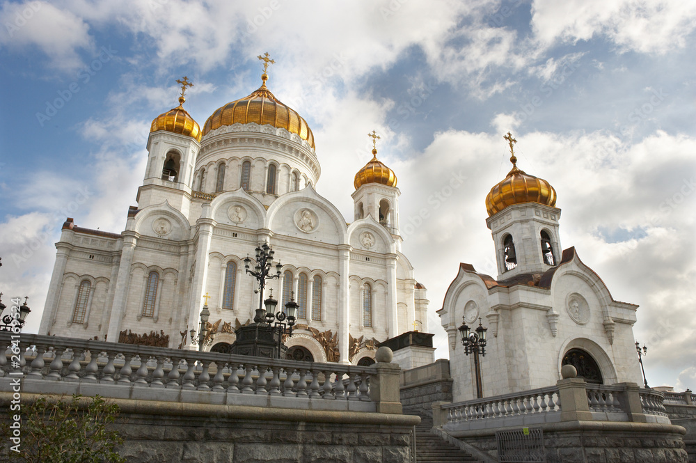 BELL TOWER AT ENTRANCE TO THE CHURCH CATHEDRAL OF CHRIST THE SAVIOUR, MOSCOW, RUSSIA