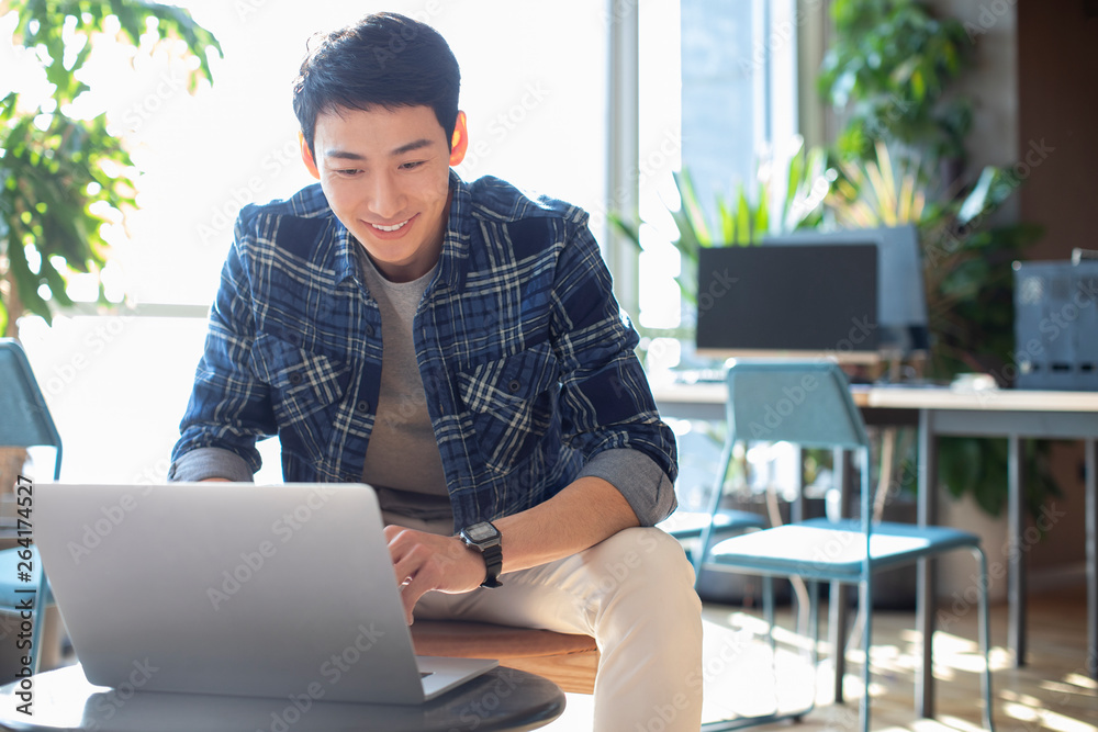 © Blue Jean Images - Young college student using laptop in classroom © Blue Jean Images - Young college student using laptop in classroom