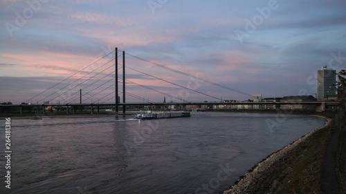 Abend am Rhein in Düsseldorf