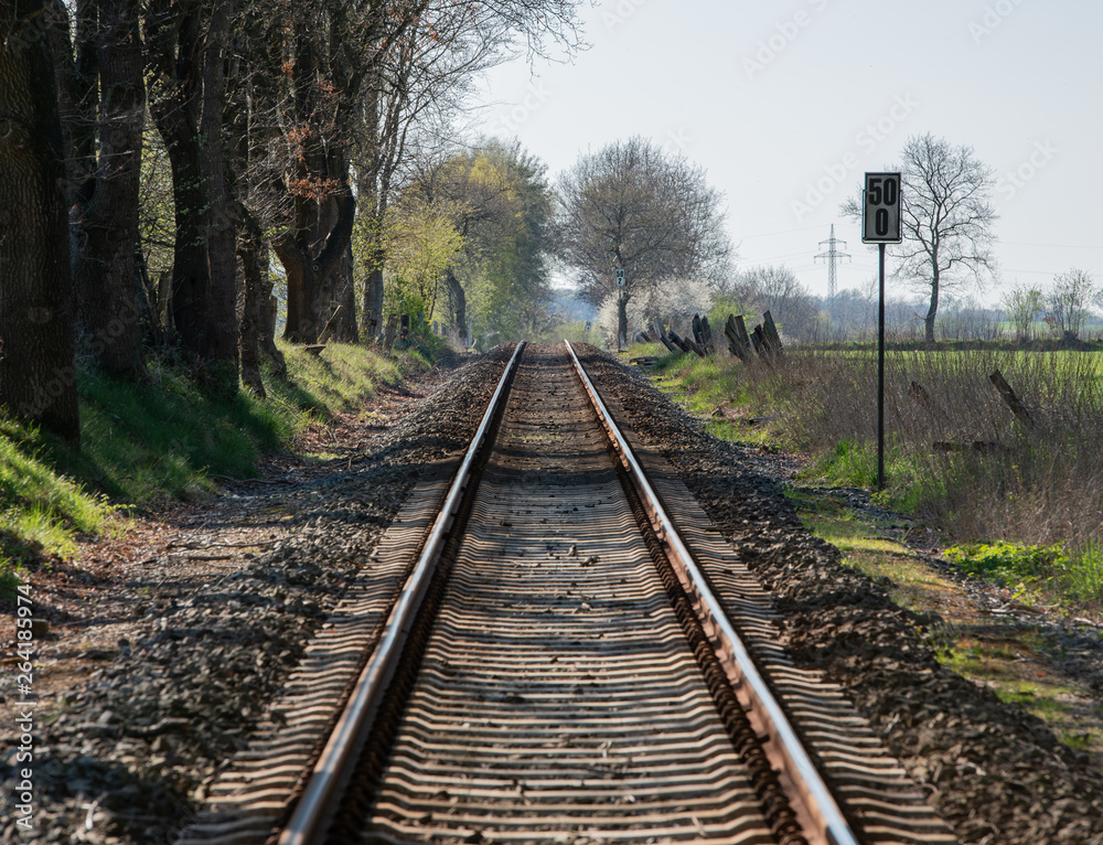 Lange Eisenbahnschiene erstreckt sich in Richtung Horizont Lange Eisenbahnschiene erstreckt sich in Richtung Horizont