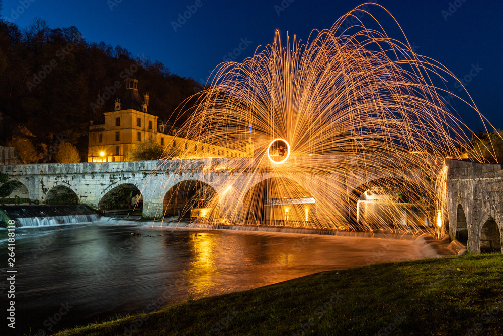 Fototapeta premium Light painting à brantome de nuit