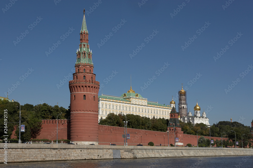 KREMLIN WATER TOWERGRAND PALACE ANNUNCIATION CATHEDRAL EMBANKMENT AND RIVER MOSCOW RUSSIA