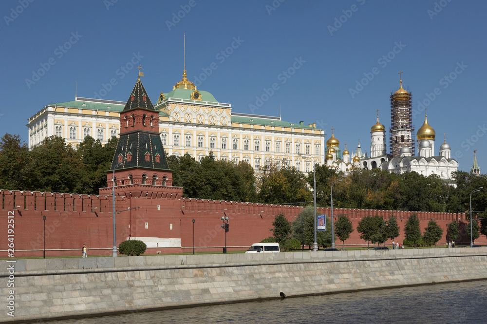 KREMLIN WALL GRAND PALACE ANNUNCIATION CATHEDRAL TOWER EMBANKMENT AND RIVER MOSCOW RUSSIA