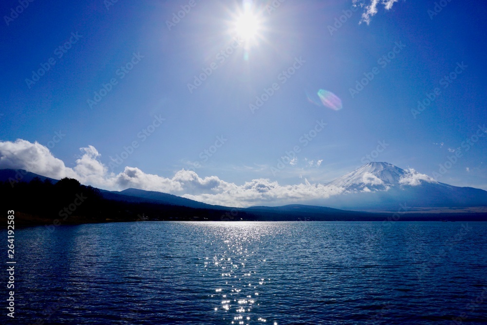 Obraz premium 山中湖越しの富士山