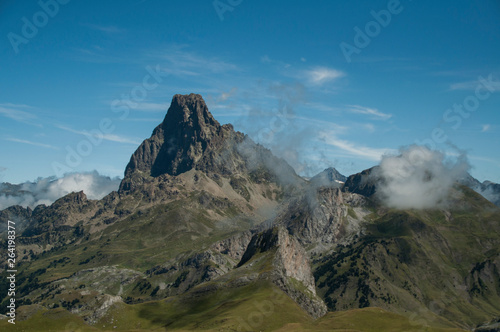 Paisaje de monta  a con alta monta  a al fondo