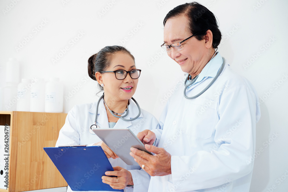 Doctors discussing interesting case Doctors discussing interesting case