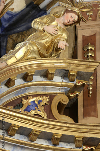 Sculpture d'une femme sur un pilier du choeur. Eglise Saint-Nicolas de Véroce. / Sculpture of a woman on a pillar of the choir. Church of St. Nicholas of Veroce. photo