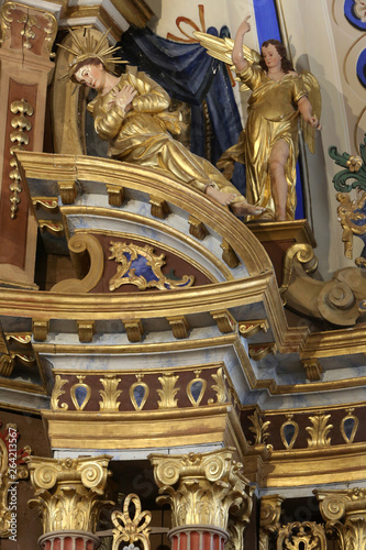 Sculptures sur un pilier du choeur. Eglise Saint-Nicolas de V  roce.   Sculptures on a pillar of the choir. Church of St. Nicholas of Veroce.