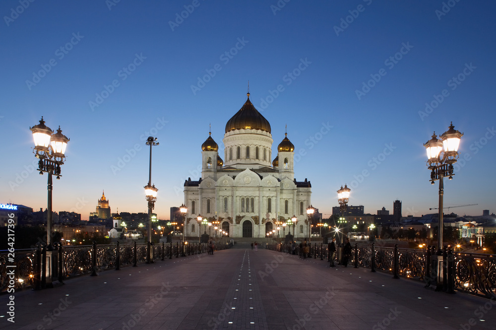 CATHEDRAL OF CHRIST THE SAVIOUR FROM RIVER BRIDGE AT TWILIGHT MOSCOW RUSSIA