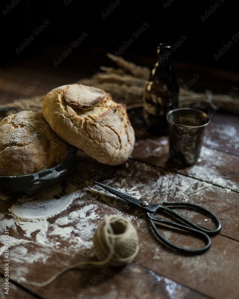 świeży chleb na ciemnym drewnie - obrazy, fototapety, plakaty 