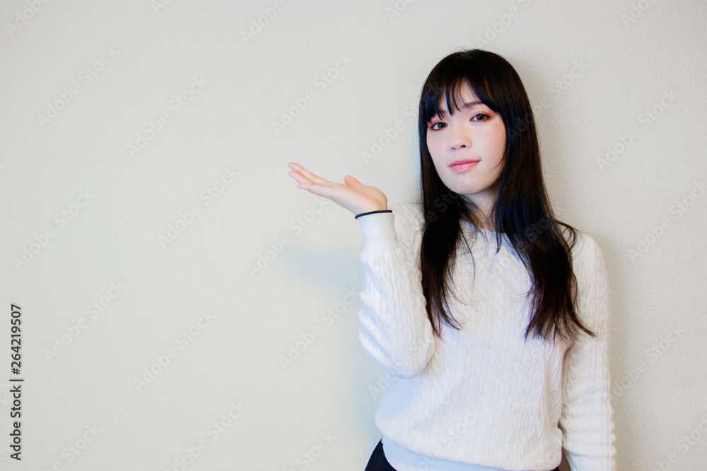 白い服の女性(案内) 白い服の女性(案内)