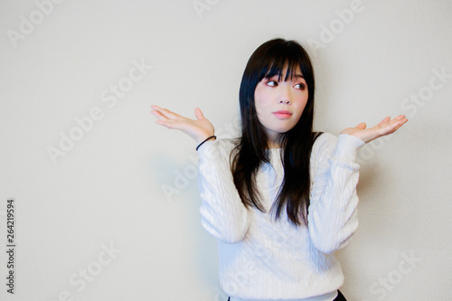 Schilderij op canvas 白い服の女性（お手上げ）