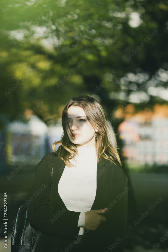 Fototapeta premium frau jung steppt durch berlin innenstadt