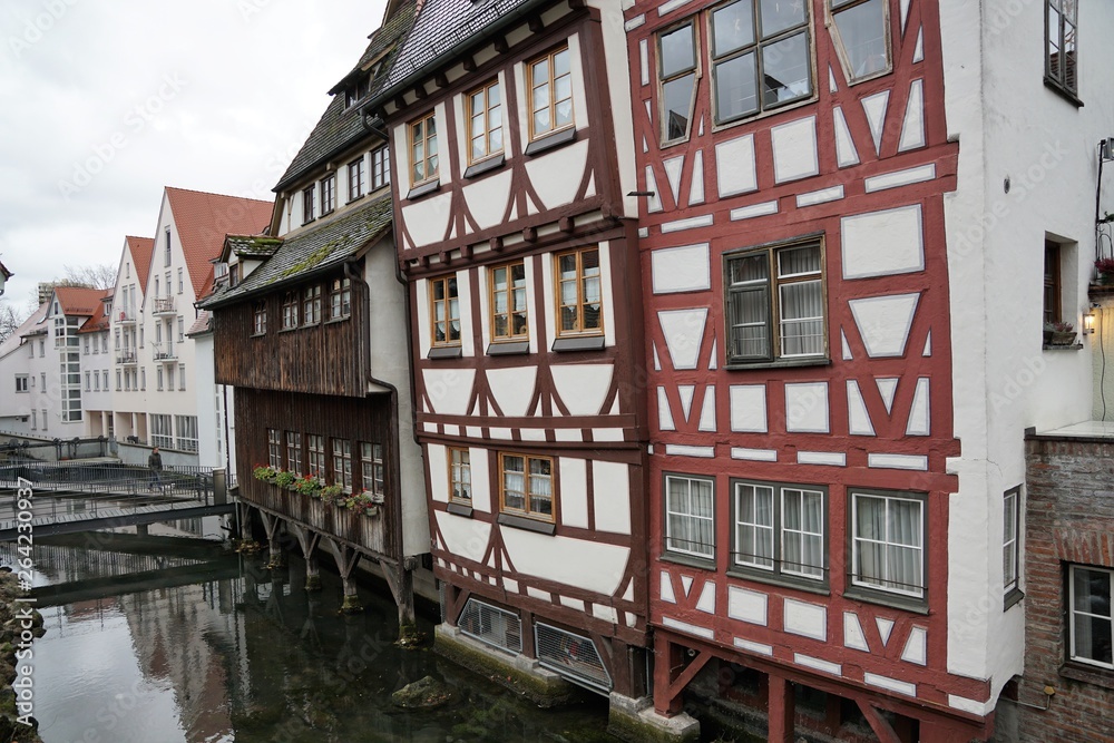 Häuser in Ulm im  winter im fischerviertel an der donau