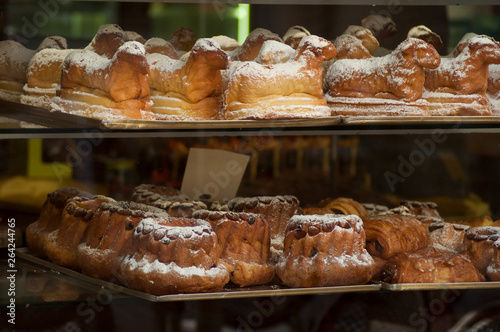 Εκτύπωση καμβά closeup of traditional  kougelhopf in alsatian store
