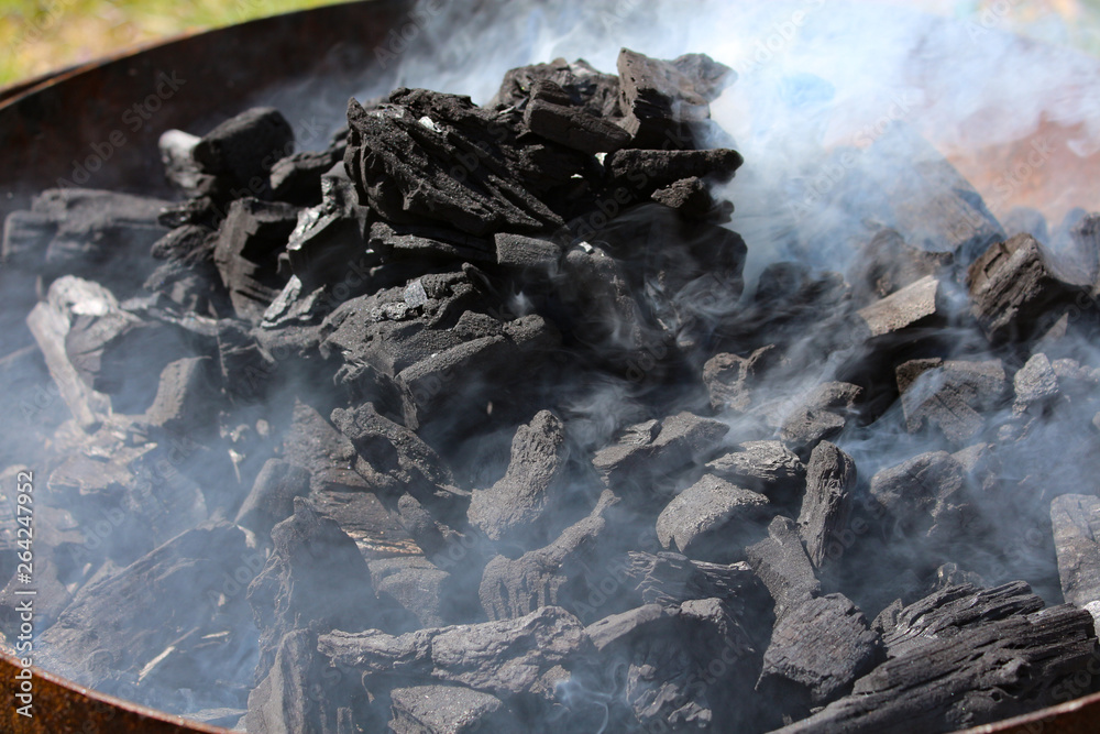 Fototapeta premium Glühende heiße Holzkohle im Grill