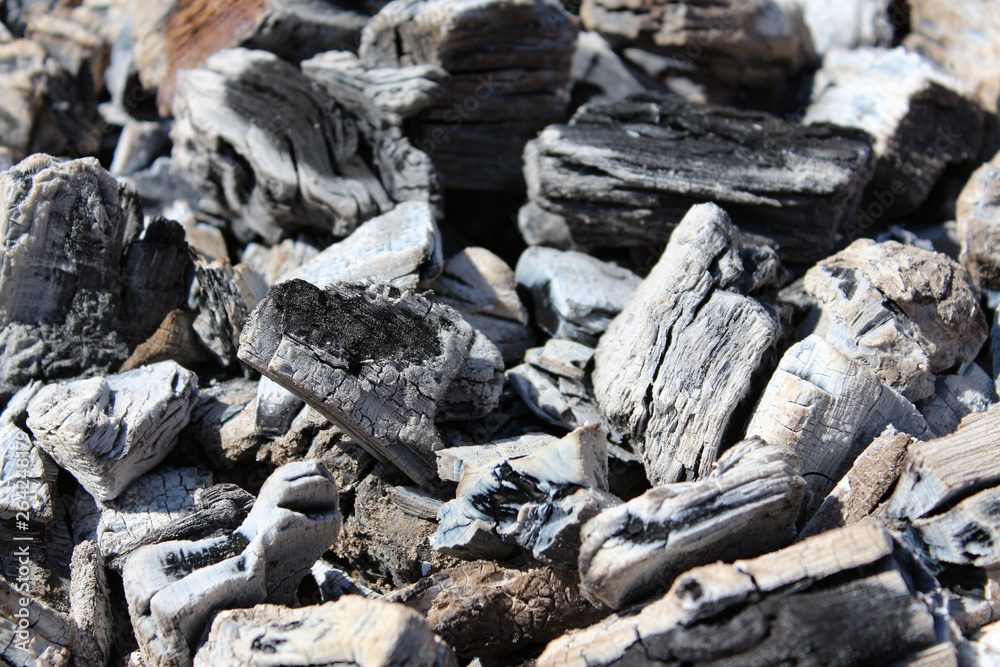 Glühende heiße Holzkohle im Grill Glühende heiße Holzkohle im Grill