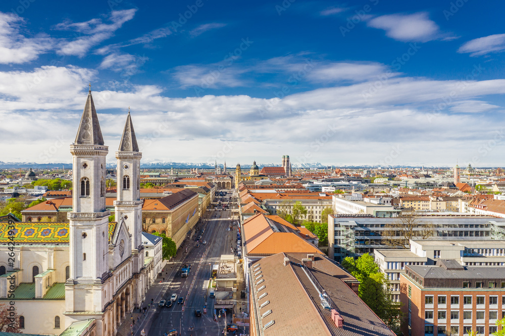 Fototapeta premium Panoramiczne ujęcie Prinzregentenstrasse w Monachium