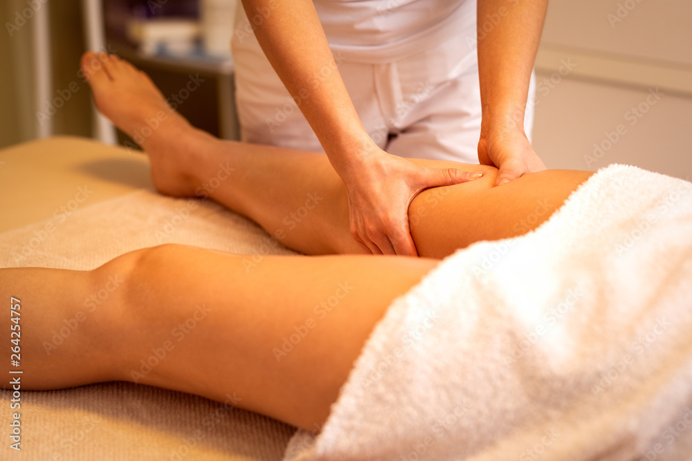 Obraz premium Massage to reduce cellulite