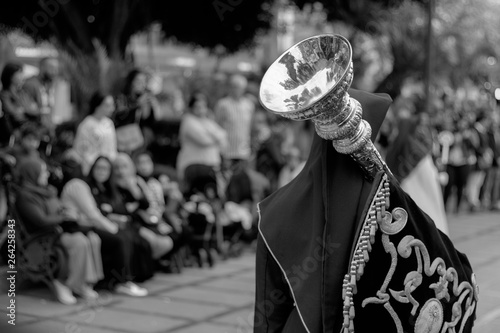 Nazareno andando de espaldas