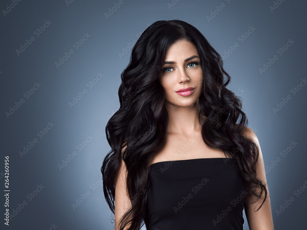 Naklejka premium Beautiful hair woman with long brunette hairstyle