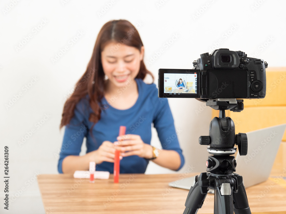 Asian woman review product live with digital camera online Asian woman review product live with digital camera online