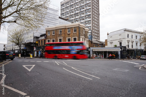 Autobús en movimiento en las calles de Londres