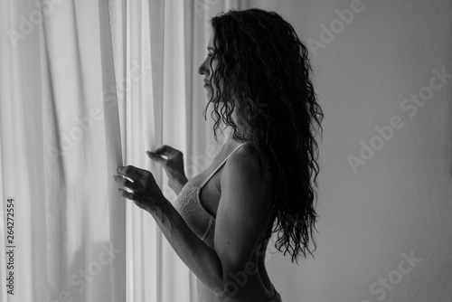 Photos Sexy sportliche Frau die am Fenster im Natur-lich steht