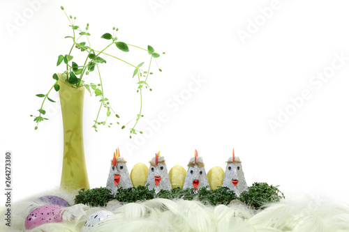 Święta Wielkanocne, jaja, kogut, rzeżucha i wazon.