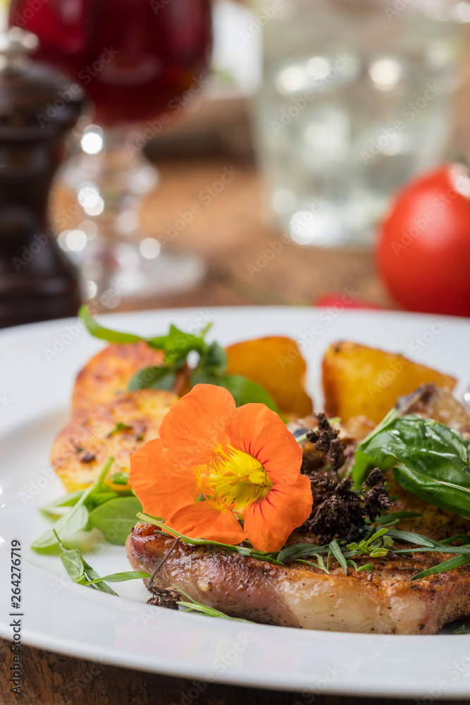 Gegrilltes Kalbskotelett mit Kapuzinerkresse Stock Photo | Adobe Stock