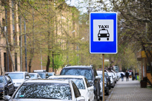 Obraz na plátně Sign Taxi in street