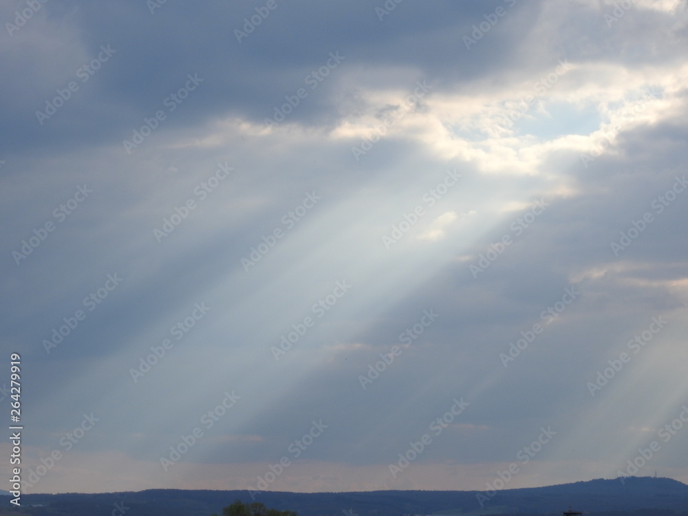 Sonnenschein durch Wolken