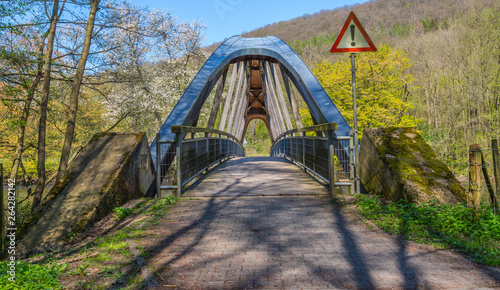 Brücke über die Rur auf dem Ruruferradweg in der Eifel