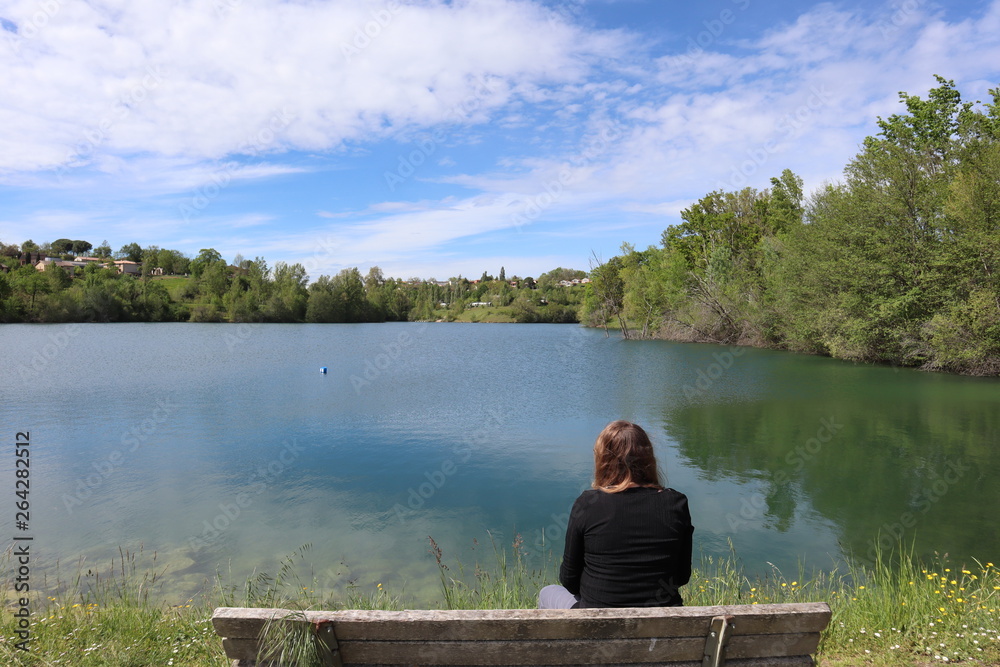 Femme regardant le lac de Monclar de Quercy Femme regardant le lac de Monclar de Quercy