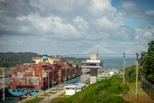 Billede på lærred Container ship going through the basin Panama Canal