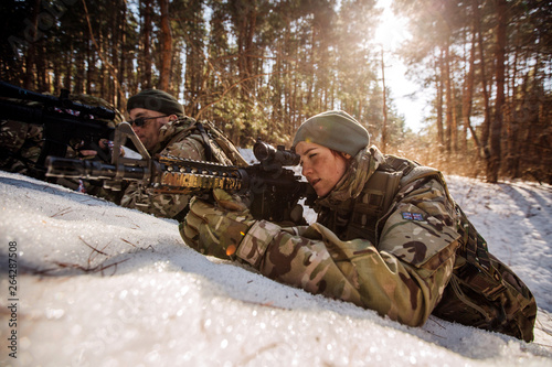 Schilderij op canvas team of special forces weapons in cold forest