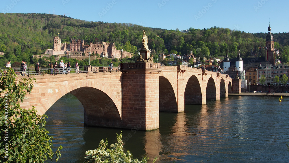 Heidelberg: Alte Brücke über den Neckar und Schloss, Deutschland Heidelberg: Alte Brücke über den Neckar und Schloss, Deutschland