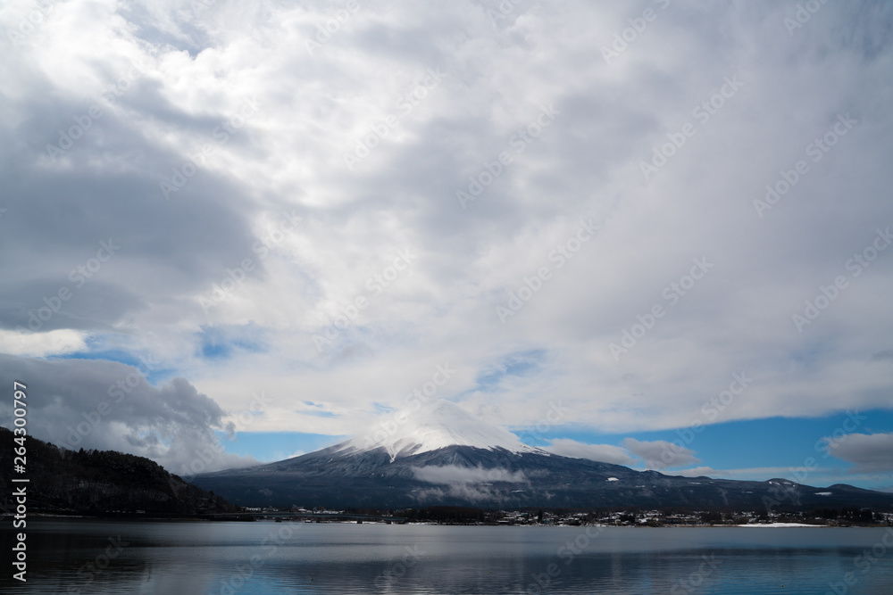 冬の富士山と大雲