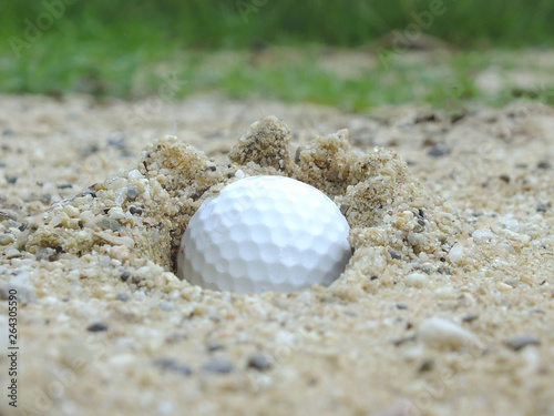 Golf dropped out of the green Fall on the sand or leave the field