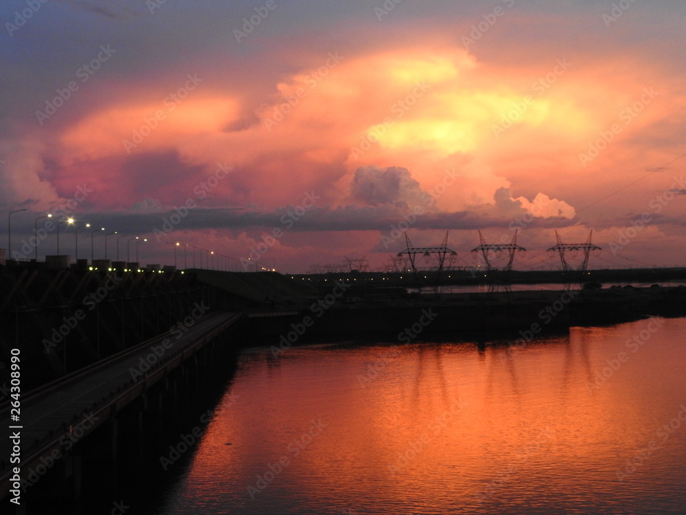 Obraz premium Atardecer en Yacyretá