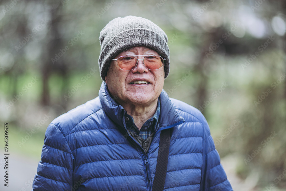 旅をする高齢男性 旅をする高齢男性