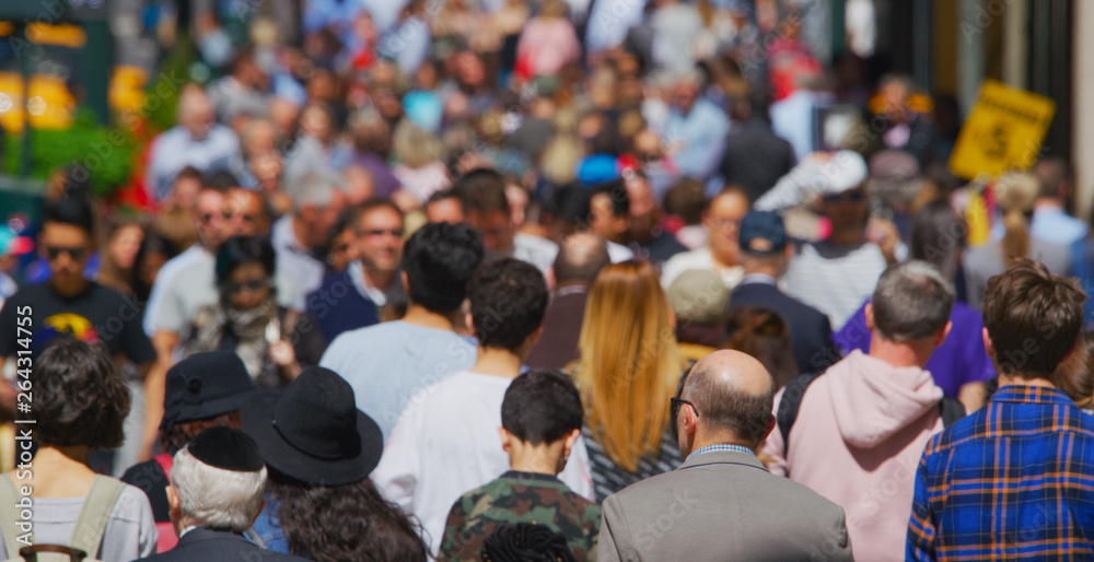 Obraz premium Crowd of people walking busy street in New York City