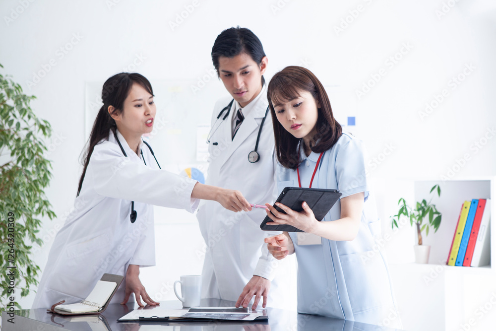 Fototapeta premium 患者のカルテ情報を共有する医師と看護師