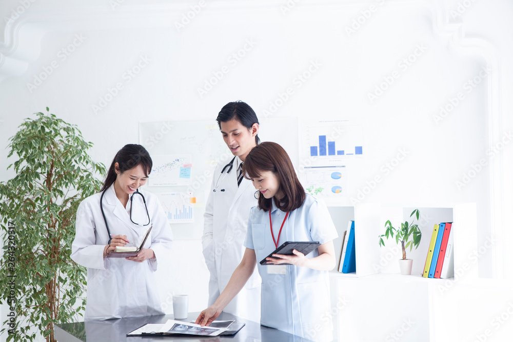 Fototapeta premium 患者のカルテ情報を共有する医師と看護師
