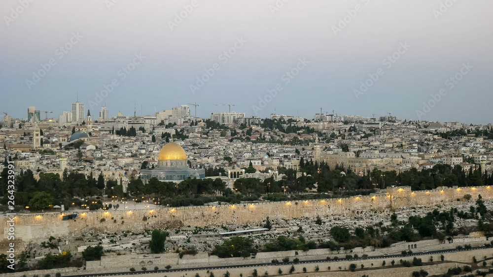 Fototapeta premium dawn view of the dome of the rock from the mount of