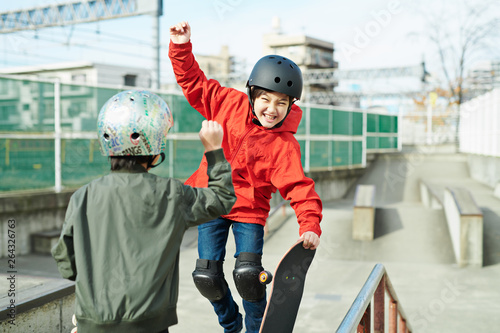 子供 スケートボード スケートパーク