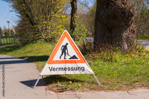 Warndreieck mit der Aufschrift Vermessung photo