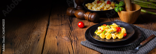 crispy gnocchi with roasted asparagus and tomatoes