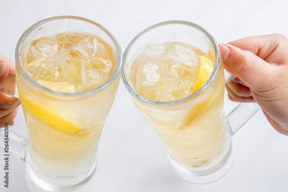 白背景でレモンサワーハイボールで乾杯する歓送迎会ビアガーデン 白背景でレモンサワーハイボールで乾杯する歓送迎会ビアガーデン